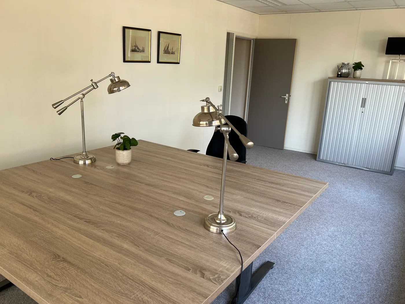 Kantoorunit met vergadertafel en bureaulampen