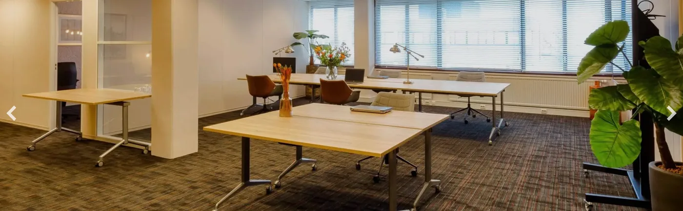 Werkplekken met bureaus in een lichte kantoorruimte