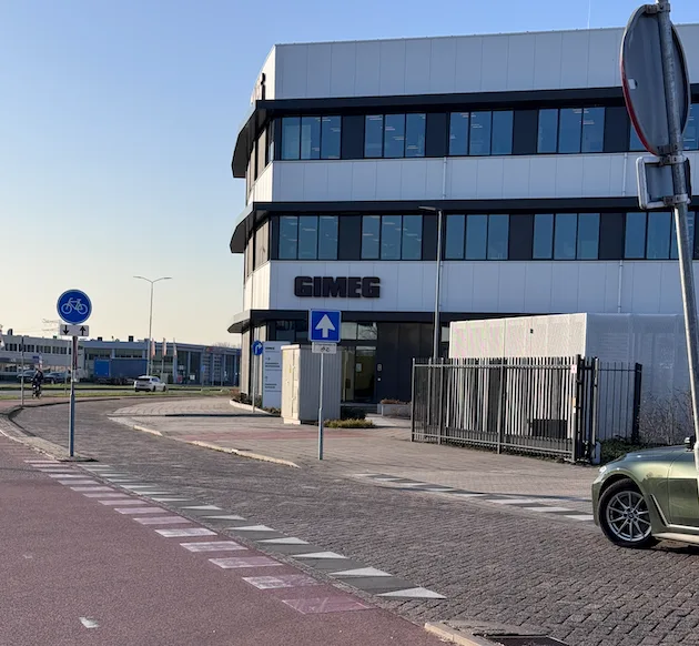 Het pand van Hofclub Utrecht met het parkeerterrein ervoor