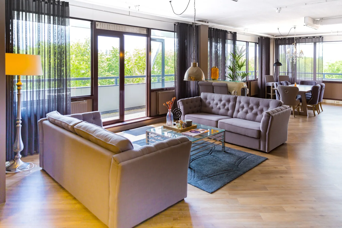 Loungeruimte met banken en zicht op het terras